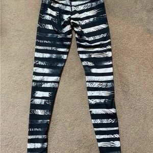 Lululemon High-Waisted Black and White Leggings - M